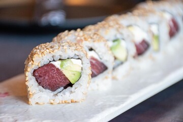 Tuna avocado (tonno, avocado, philadelphia, sesamo)