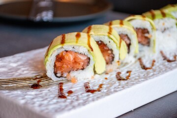 Yukado (tartare di salmone, ikura, tobiko, avocado)