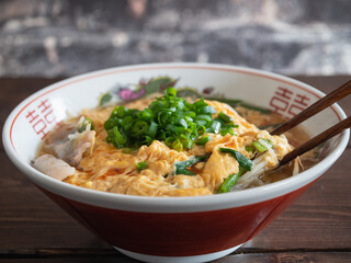 ネギと溶き卵をトッピングした酸辣湯麺（スーラータン・サンラータン）。