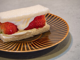 ホイップクリームと新鮮な苺のサンドイッチ。