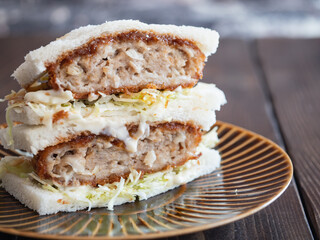 サクサクに揚げたメンチカツの重なったサンドイッチ。