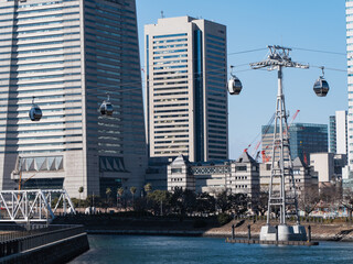 Fototapeta na wymiar 日本の横浜の風景。川の上を通ってる、工事中のロープウェイ。