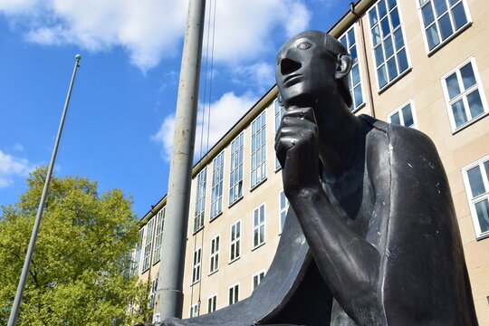 Albertus magnus Statue vor dem Kölner Universitätsgebäude