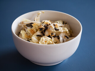 白菜と塩昆布とかつお節の健康的なサラダ。