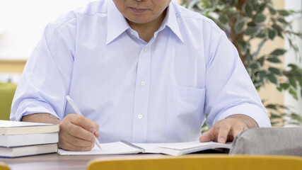 図書館で勉強する中高年男性