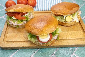 pain bagnat au thon sur une planche à découper