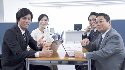 会議をするビジネスマン.