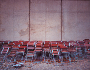 verlassene St&uuml;hle in der Gastronomie