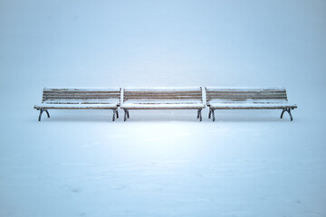 Menschen verlassene B&auml;nke im Schnee