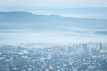 Obraz premium Panoramablick auf Reutlingen mit Frühnebel