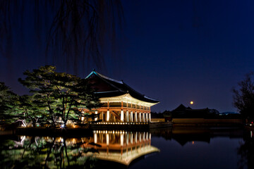 Fototapeta premium 경복궁의 야경