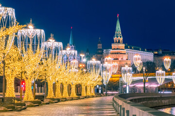 Obraz premium Moscow. Russia at Christmas. Kremlin on New Year's Eve. Christmas illumination on the Kremlin embankment. Moscow in the winter evening. Traveling to the cities of Russia. Moscow River Embankment