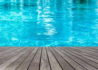 Piscine bleue plage bois