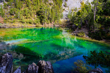 le lac vert de la vallée étroite