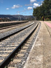 Plano detalle de las vías del tren en una estación vacía