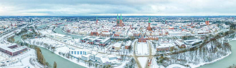Winterpanorma der Hansestadt Lübeck - obrazy, fototapety, plakaty