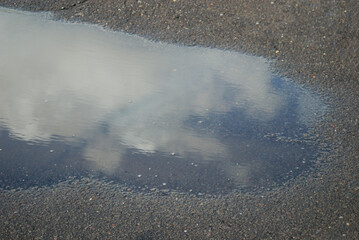 水たまり　アスファルト