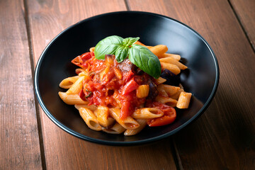 Piatto di mezze penne con deliziosa salsa di peperoni, Cucina Italiana 