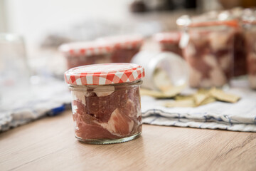Schulter Fleisch roh mit Trichter in Einkochglas und Weckglas zum selbstgemacht Einkochen Einwecken für Russisch Tuschonka Schweinefleisch im eigenen Saft in Küche