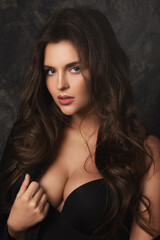 Naklejka premium Stunning woman with a beautiful curly hair and professional makeup