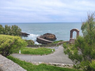 Architecture d'escaliers sur une colline surplombant la mer