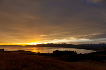 Fototapeta premium 夕日に映るセカンドライフのイメージ 幸せな海外移住 リラックスな生活のイメージ