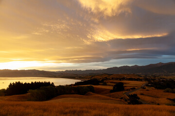夕日に映るセカンドライフのイメージ　幸せな海外移住　リラックスな生活のイメージ