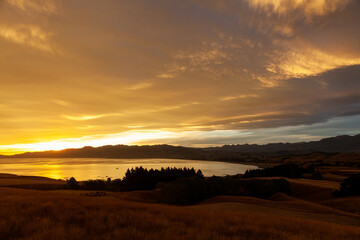 夕日に映るセカンドライフのイメージ　幸せな海外移住　リラックスな生活のイメージ