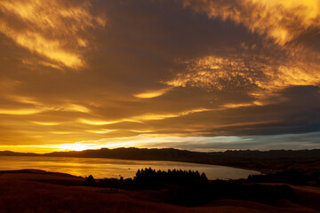 Obraz premium 夕日に映るセカンドライフのイメージ 幸せな海外移住 リラックスな生活のイメージ