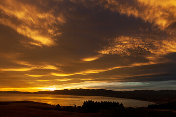 夕日に映るセカンドライフのイメージ　幸せな海外移住　リラックスな生活のイメージ
