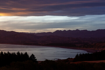 夕日に映るセカンドライフのイメージ　幸せな海外移住　リラックスな生活のイメージ