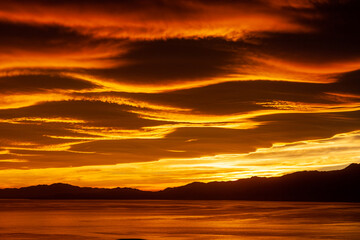 夕日に映るセカンドライフのイメージ　幸せな海外移住　リラックスな生活のイメージ