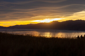 夕日に映るセカンドライフのイメージ　幸せな海外移住　リラックスな生活のイメージ