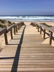 Pasarela de madera a la arena de la playa en el Algarve Portugal