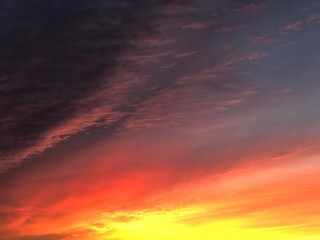 Atardecer anaranjado y rosado en la orilla de una playa de Malibú, California con mar