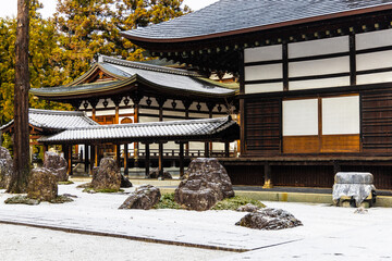 Naklejka premium 雪の積もった寺