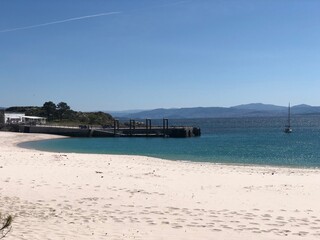 Fototapeta na wymiar playa blanca de las Islas Cíes en Vigo