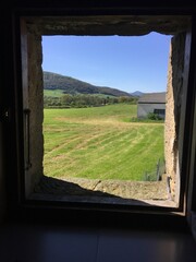 Vista desde la ventana a los campos verdes de un Caserío de Pamplona © Cristina