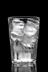 Carbonated water with ice cubes and lemon