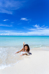 リゾート地に海水浴をしに来た水着姿の女の子