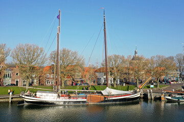 Fototapeta na wymiar Old wooden sailing boat in the harbor of Enkhuizen