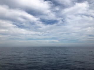 Naklejka na ściany i meble Fondo de mar Mediterráneo con el cielo lleno de nubes blancas