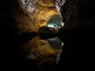 Reflejo de una cueva en Los jameos verdes de Lanzarote, Canarias