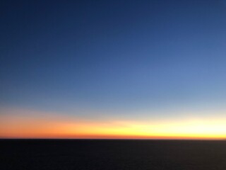 Atardecer con el cielo anaranjado y rosado en la playa cerca del mar de Tarifa