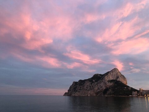 Atardecer con el cielo rosado, el mar y el pe&ntilde;&oacute;n de Ifach en Calpe, Alicante