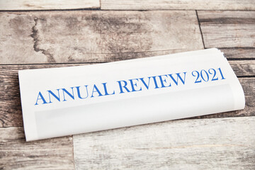 Annual Review 2021 auf Zeitung als Titelseite