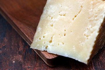 queijo duro envelhecido feito de leite de ovelha e cabra, foco seletivo. 