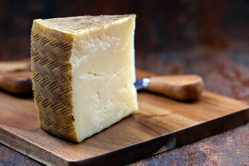 queijo duro envelhecido feito de leite de ovelha e cabra, foco seletivo. 