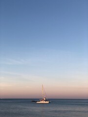 Fototapeta premium mar, barca, balandra, barco de vela, vela, nautica, acuático, bajel, atardecer, oceáno, cielo, azul, verano, viajando, horizonte, sol, nautica, crucero, naturaleza, buques, calma, vacaciones, deporte,