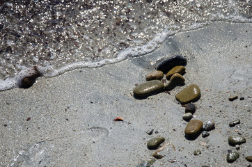 Sandstrand mit Kieselsteinen auf Sardinien